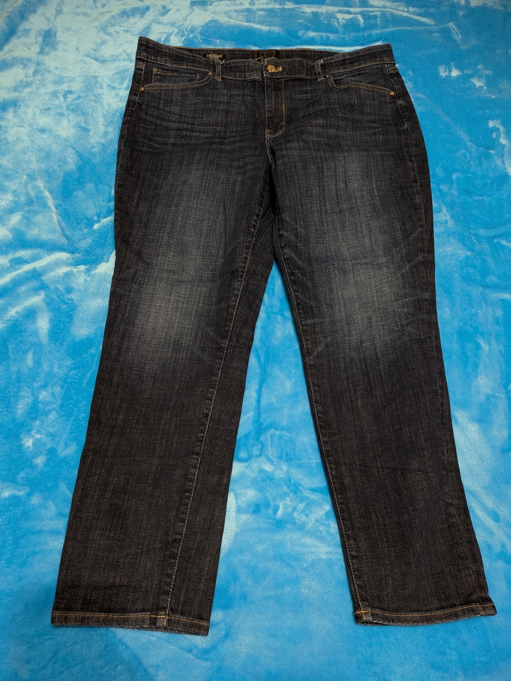 Mid-Rise Jeans - Sleek & Timeless 🤍🖤